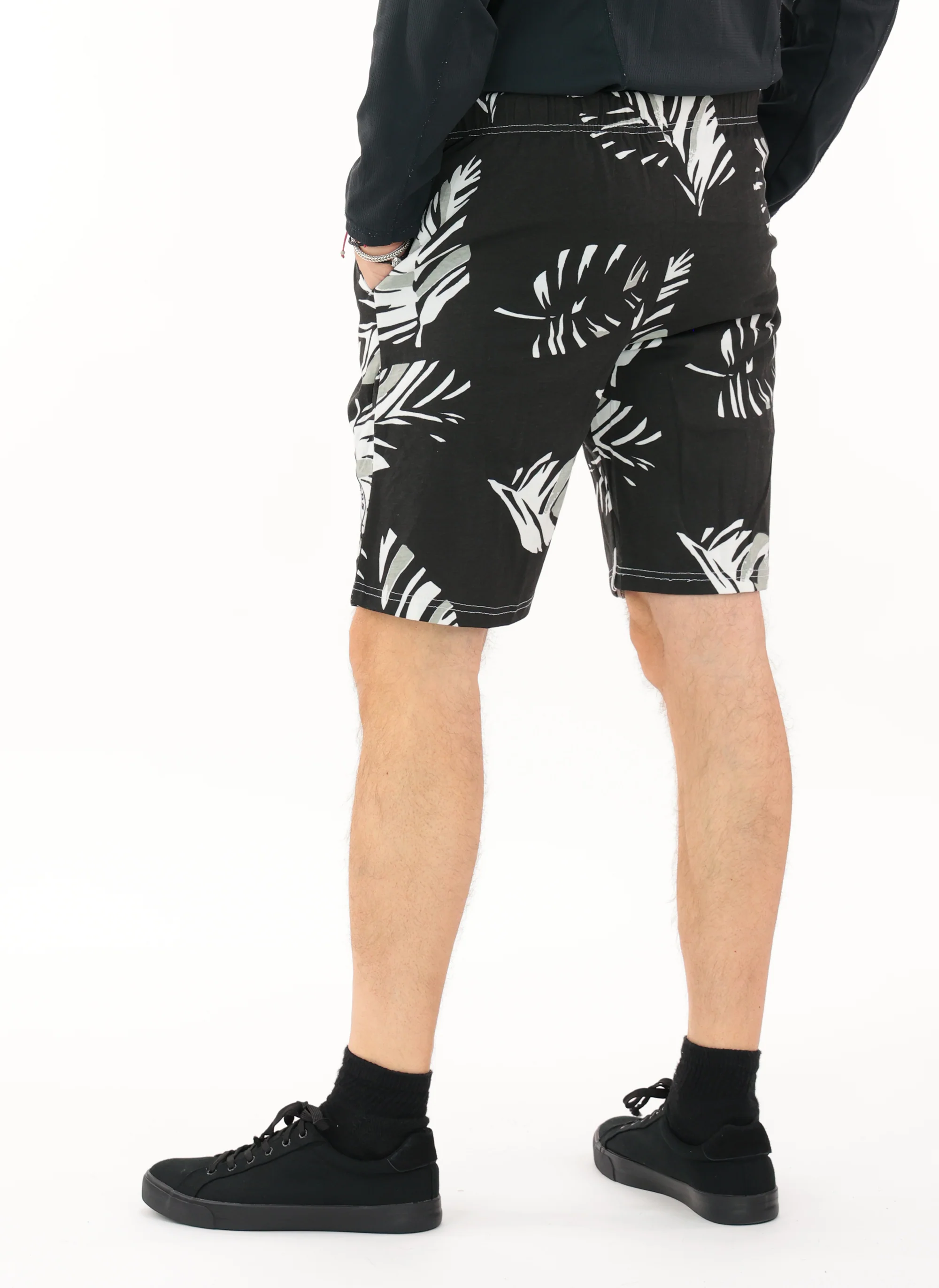 Zubaz NFL Adult Unisex Z88 Embroidered Leaf 3 Team Color Shorts, Las Vegas Raiders - Image 5